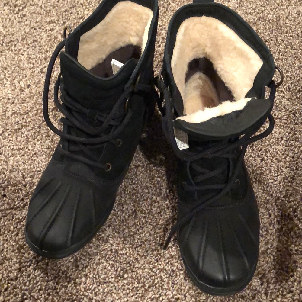 NIB UGG size 8 Black W Azaria